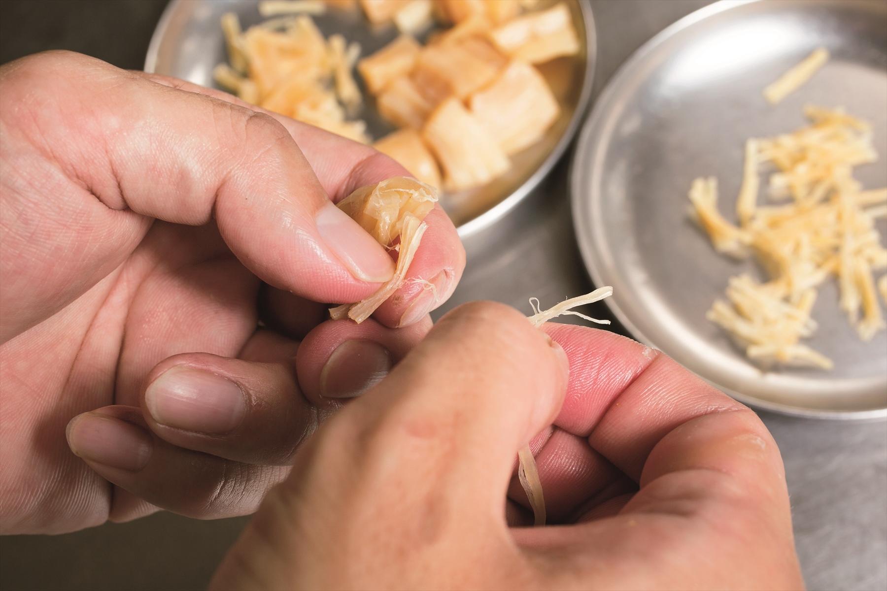 ふんわりと食感よく仕上げるため、なるべく細くほぐす。