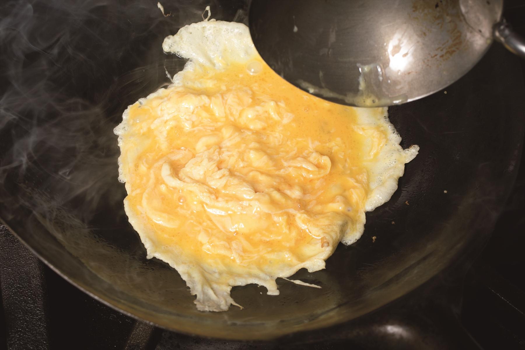 卵は、箸で白身を切るように大きくかき回してしっかり溶いておく。