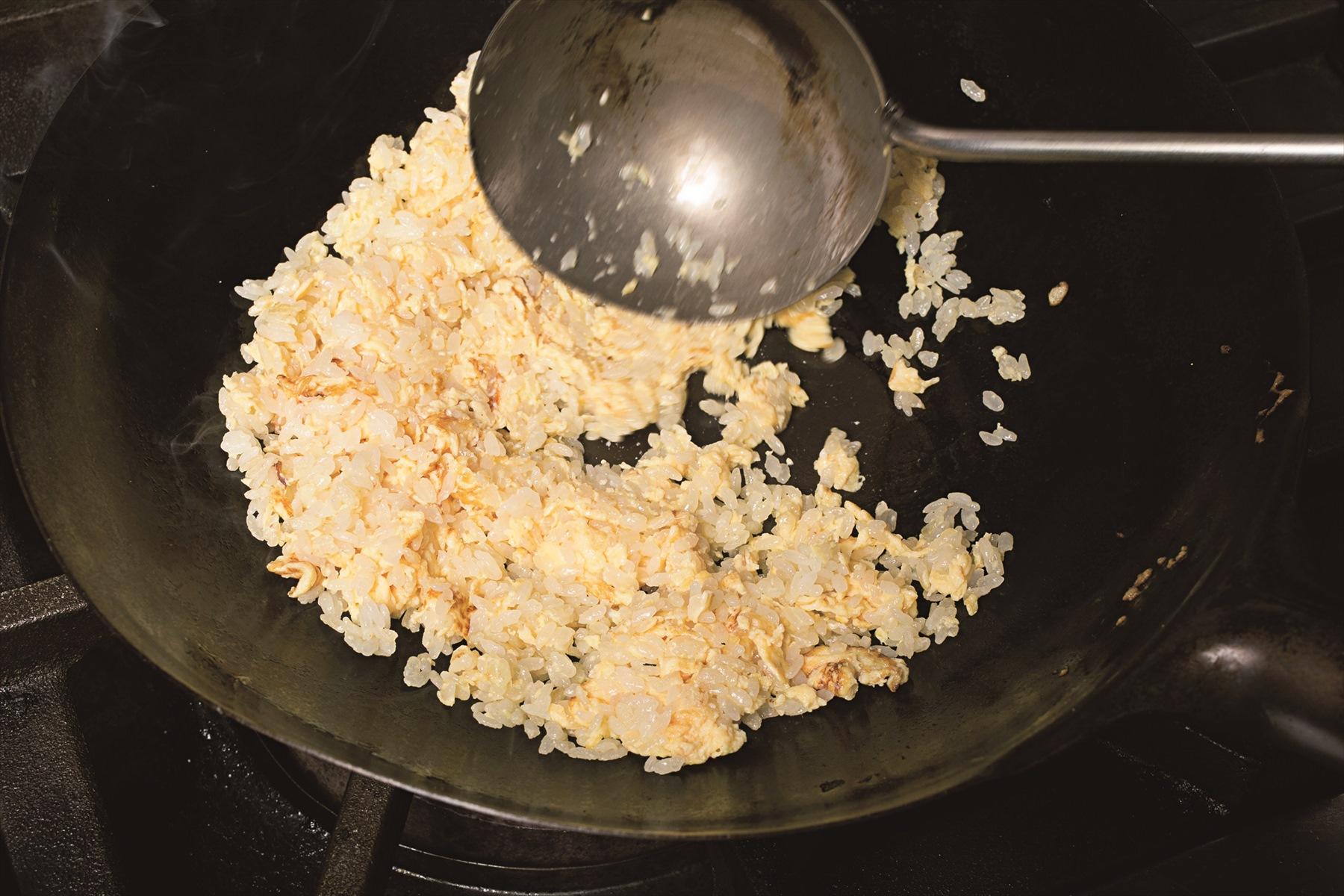 ごはんをつぶさないように注意して炒める。