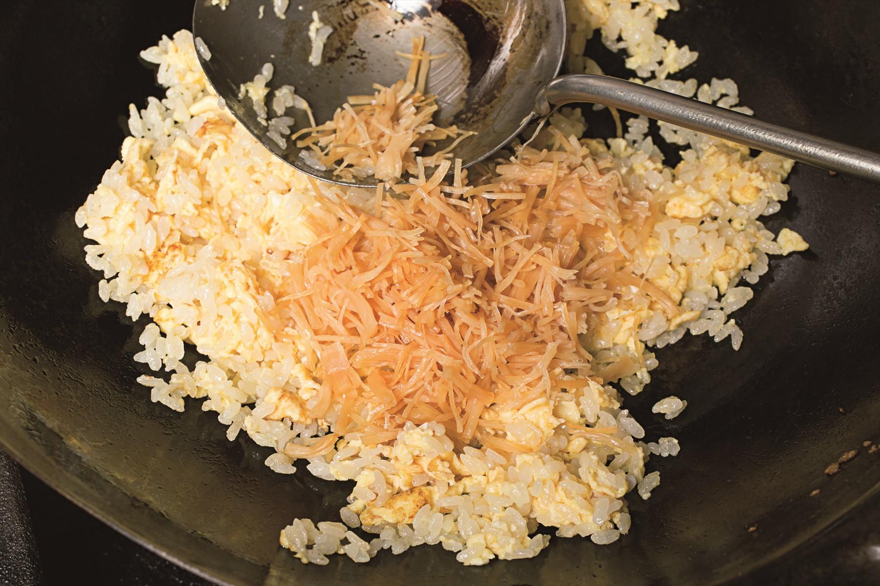 全体をお玉で切るように炒める。