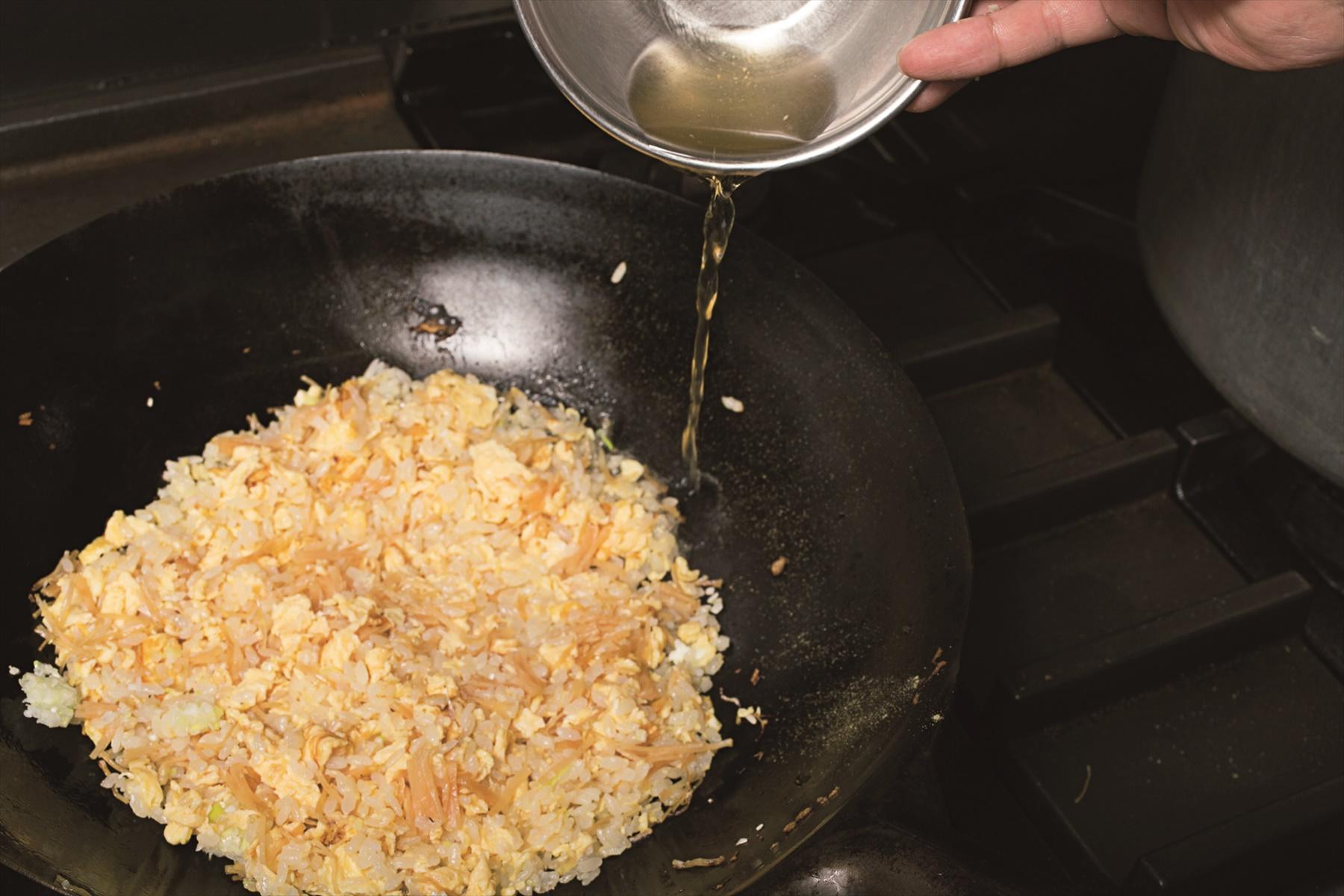 家庭では市販の鶏ガラスープをお湯に溶いて使うとよい。