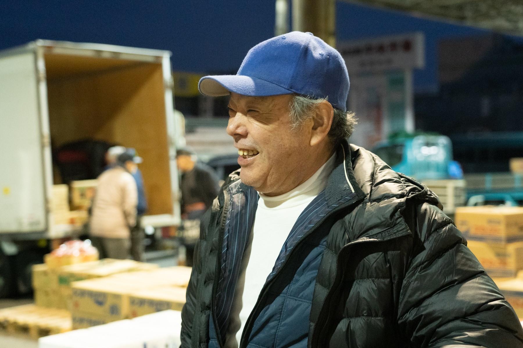 市場で仕入れをする井島秋三氏。ここでもやはりボスキャラ。