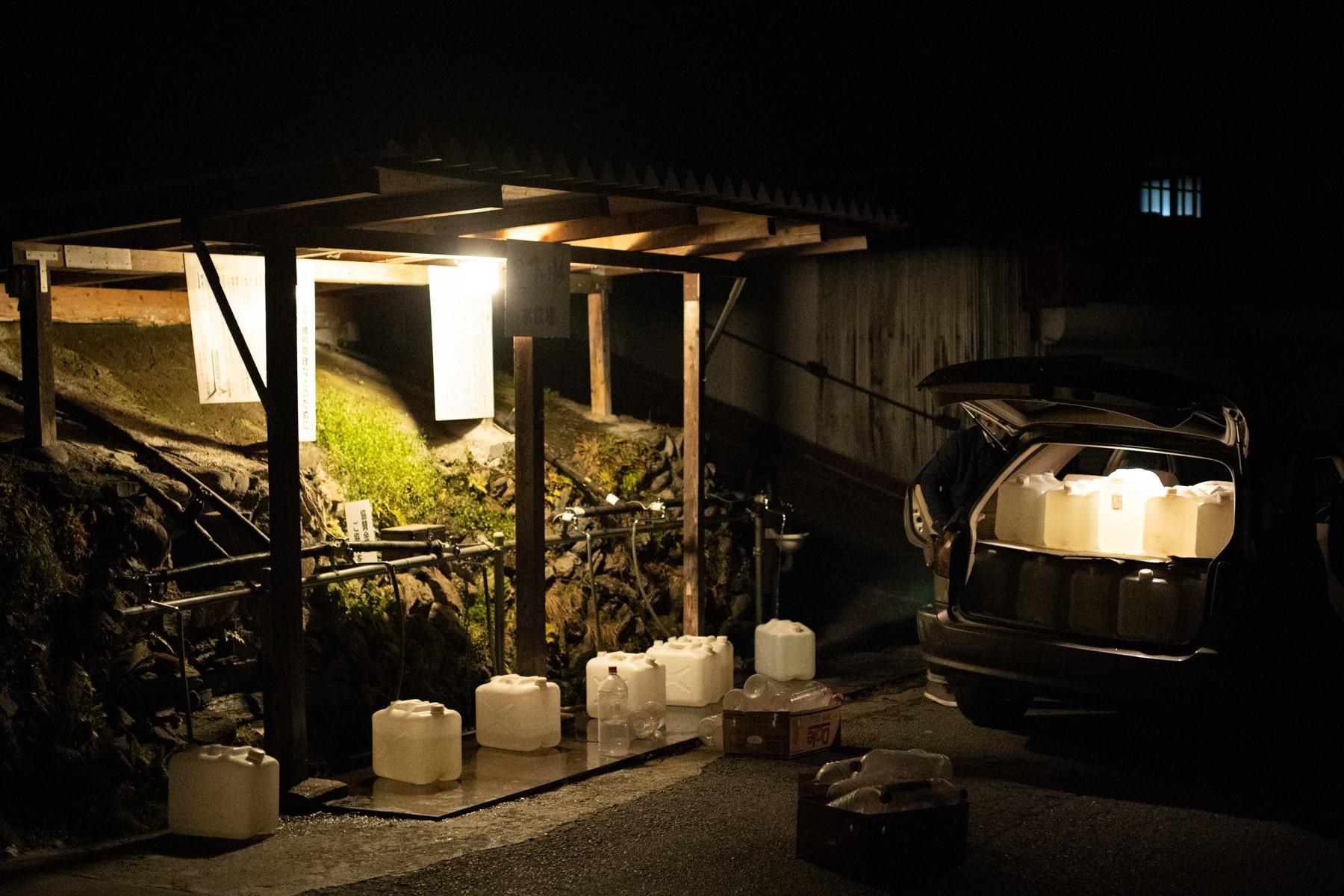 山奥に突然現れる名水地。