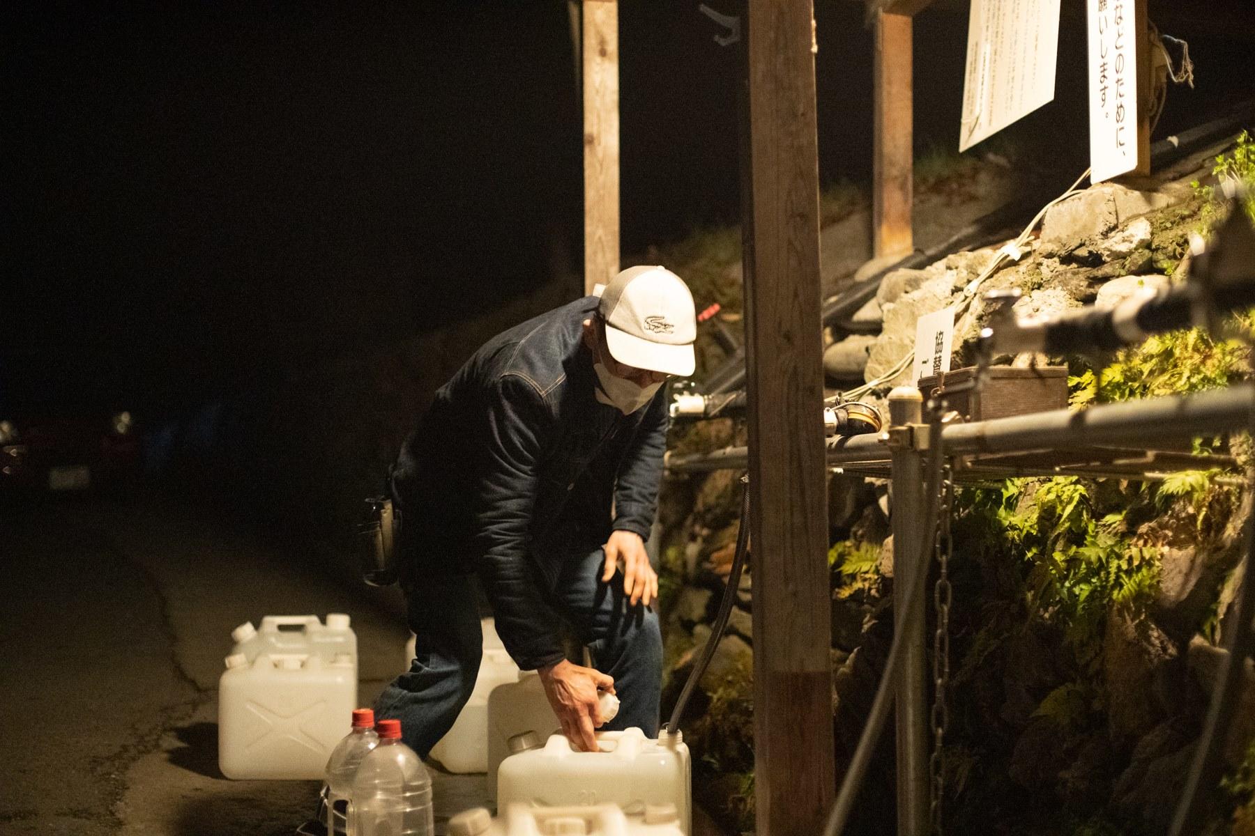 夜中の山中は春とは思えない寒さ。