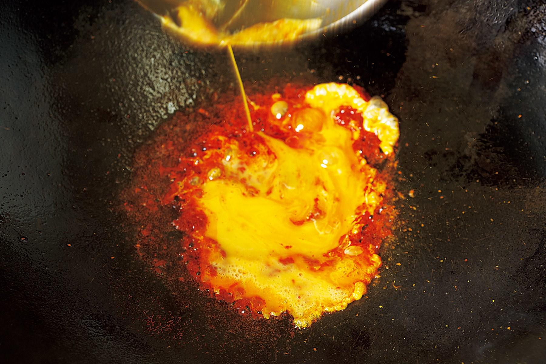 豆板醤と卵の融合!焦げないよう終始中火で炒める。