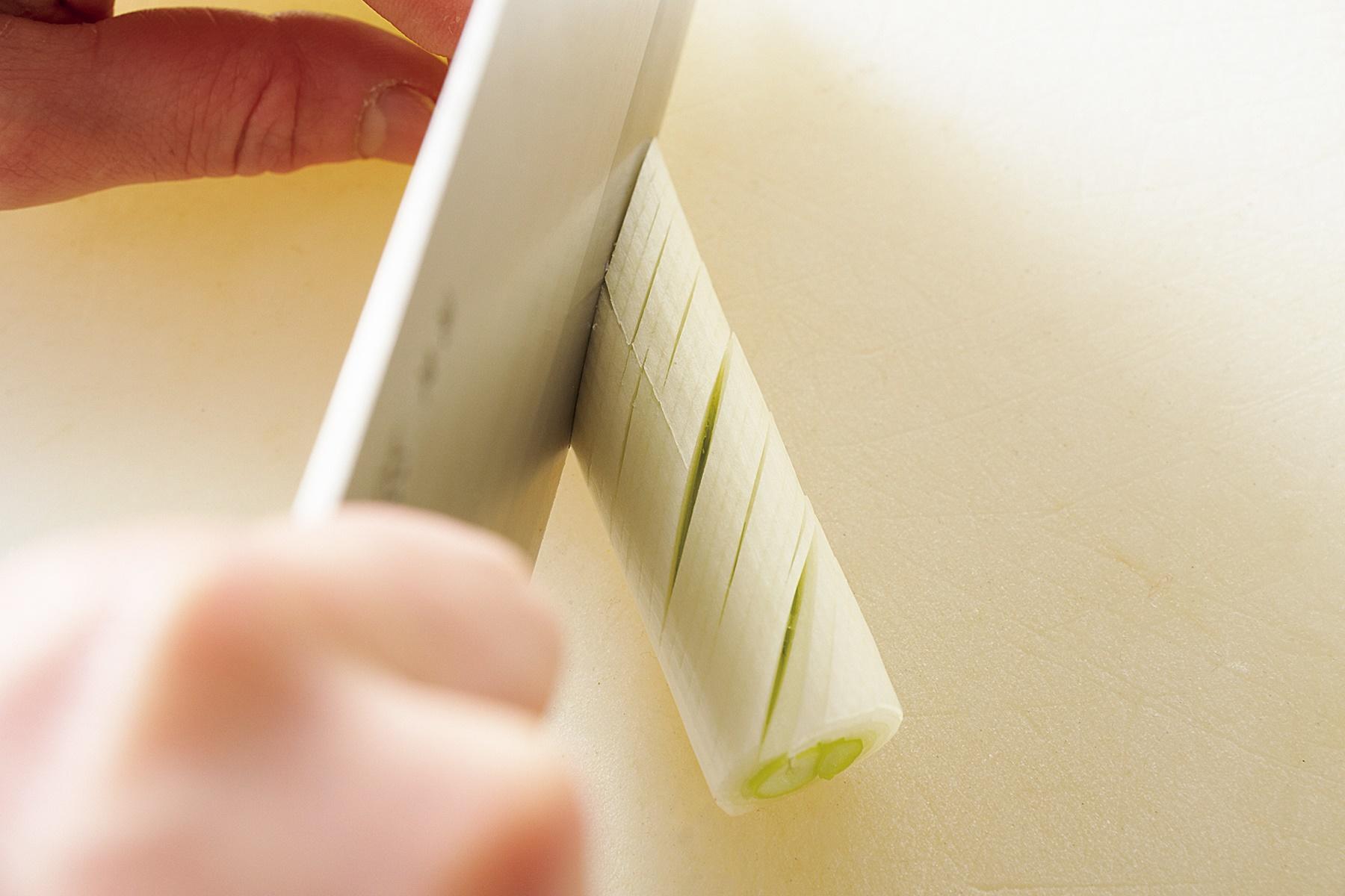 ねぎを断ち切ってしまわないよう、慎重に包丁を入れていく。