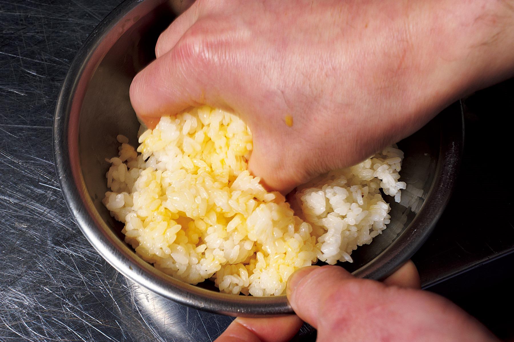 あらかじめごはんに卵液を混ぜてコーティングすると、炒めたときにほぐれやすくなる。