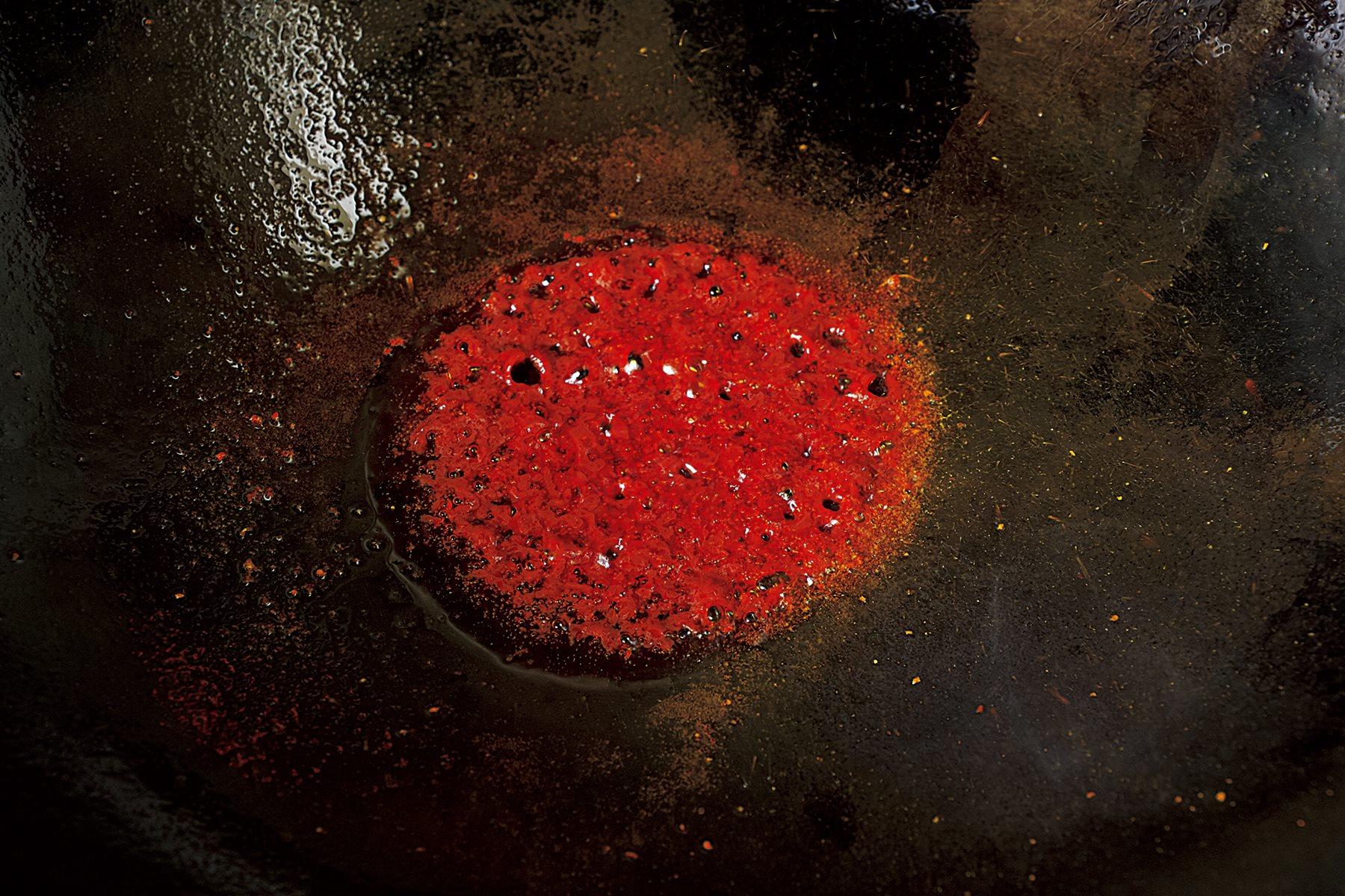 いい香りが出るまで、お玉でかき混ぜながら、焦げないように炒めていく。