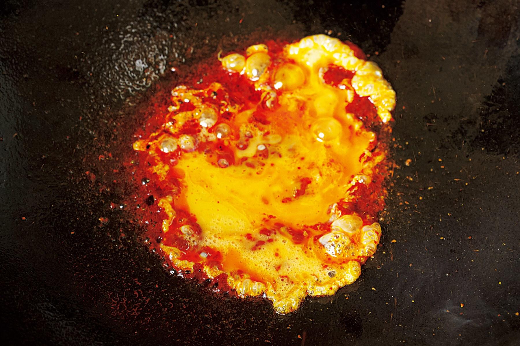 卵とごはんを加えた後は、一気に炒めて仕上げていく。材料が手元に用意できているか事前にチェックしよう。