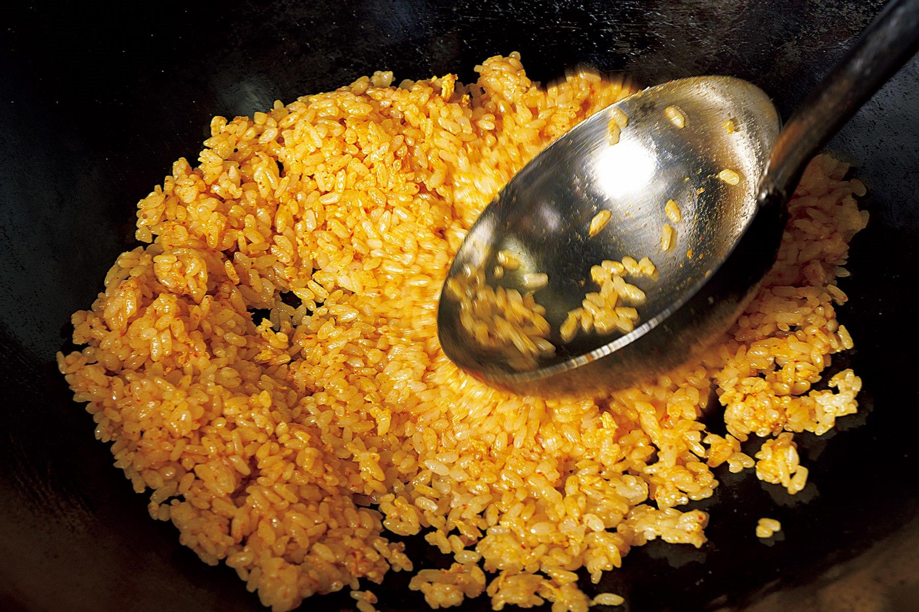 炒めるうちにごはんがほぐれて全体に豆板醤がなじみ、ツヤと香りが出てくる。