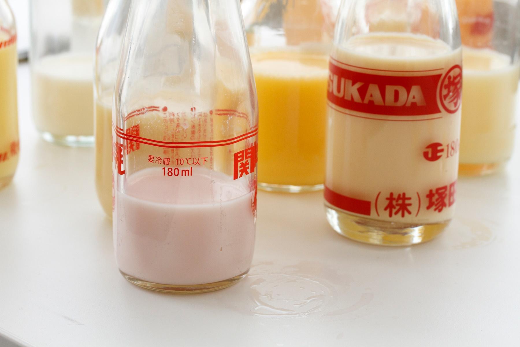 フルーツ牛乳の定義は厳密にはない。フルーツ果汁の入った乳飲料の愛称が「フルーツ牛乳」。名前に“フルーツ”がつく瓶入りの乳飲料10種類を集めました。