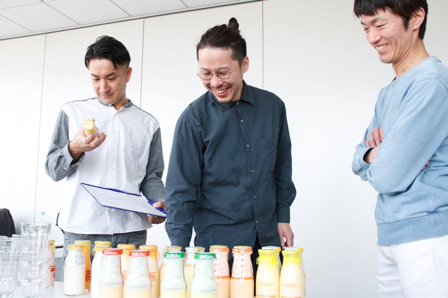 昔懐かしい紙キャップのフルーツ牛乳もいくつかある。「この開けにくい感じ、久しぶりだなぁ」なんて言いながら、試飲会スタート!