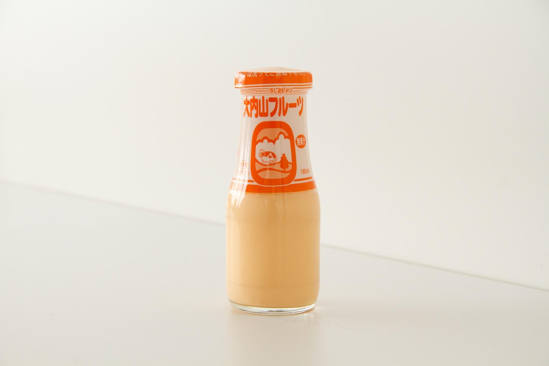 「大内山フルーツ」。1962年よりパック詰めで発売。瓶詰めは、2018年より発売(なぜ最近になって瓶詰めがつくられ始めたのかは、現在調査中です)。大内山酪農協同組合に加入する三重県下22戸の酪農家が、大切につくった牛乳にオレンジ果汁を加えている。