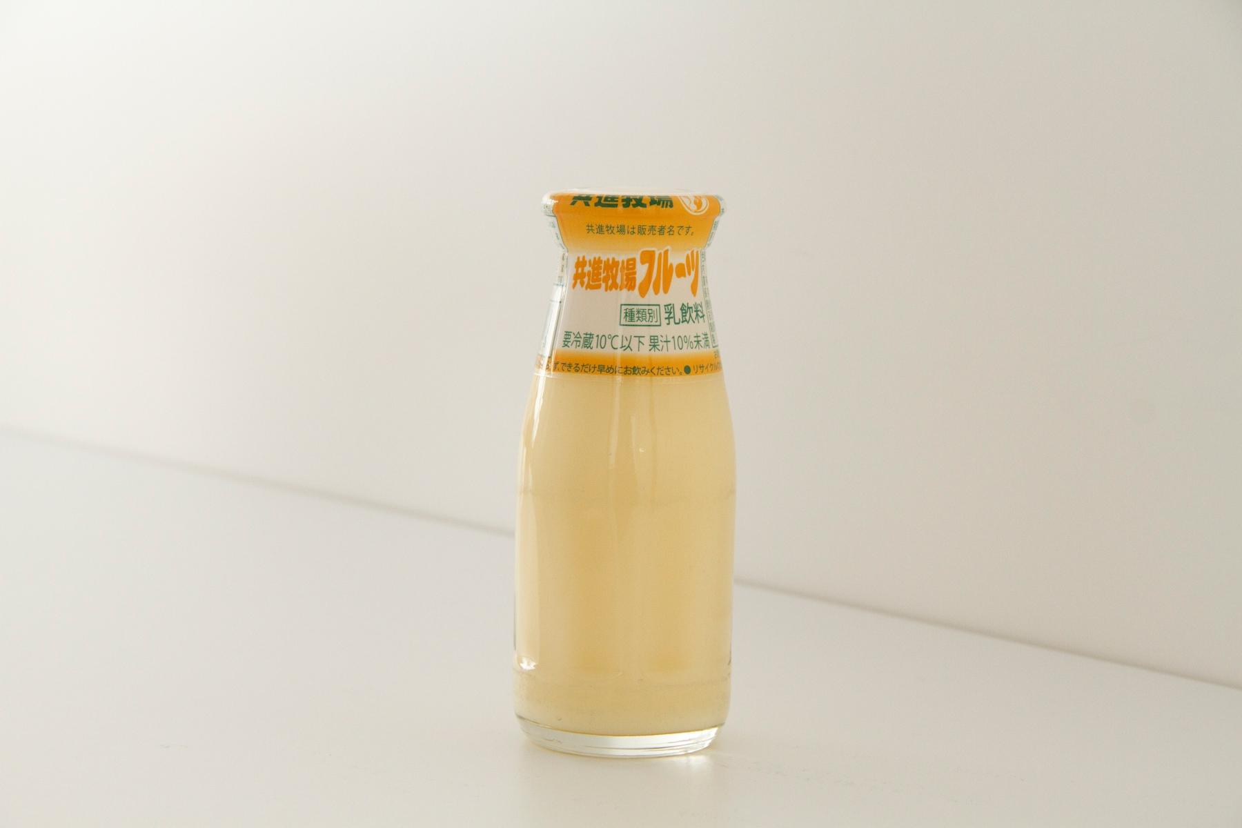 「共進フルーツ」。1975年より発売。創業1890年の共進牧場がつくるフルーツ牛乳。兵庫県の共進牧場組合でつくられた新鮮な牛乳と、りんご果汁を配合している。