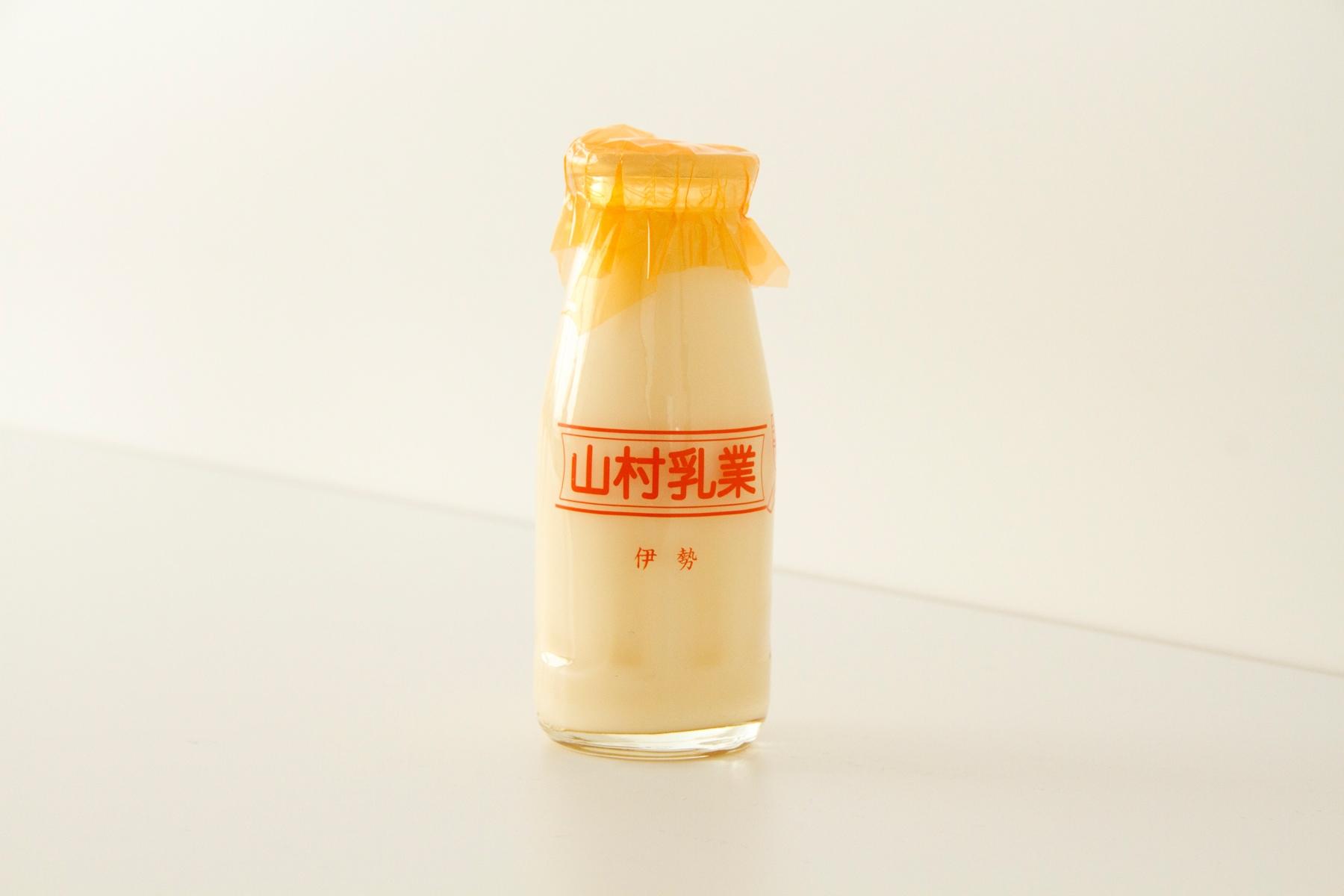 「山村フルーツ」は、1965年から続く製法でつくられている昔懐かしい味わい。映画「テルマエロマエ」の銭湯のシーンで、阿部寛が演じるルシウスが飲んでいたフルーツ牛乳。