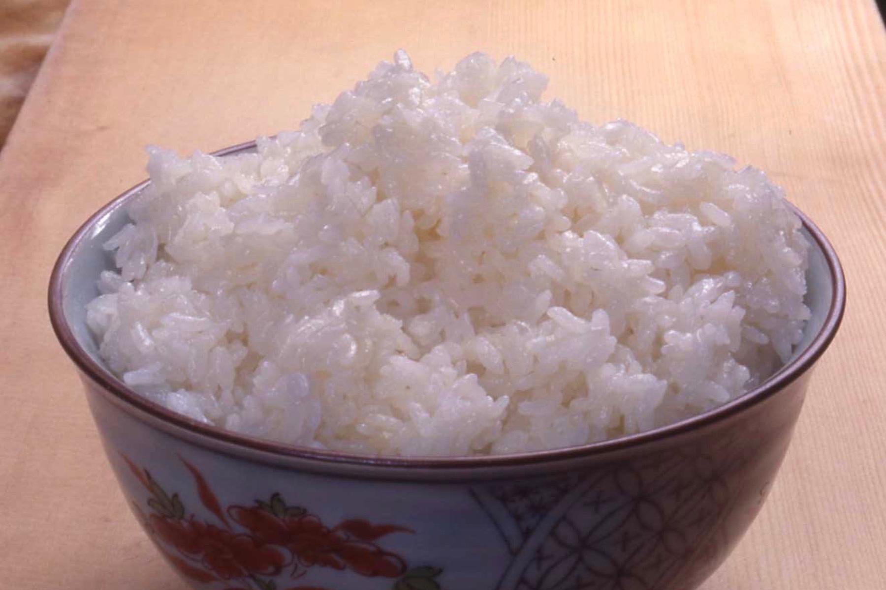 村嶋さんが、ふっくらとつややかに炊けるように、全精力を傾けている。