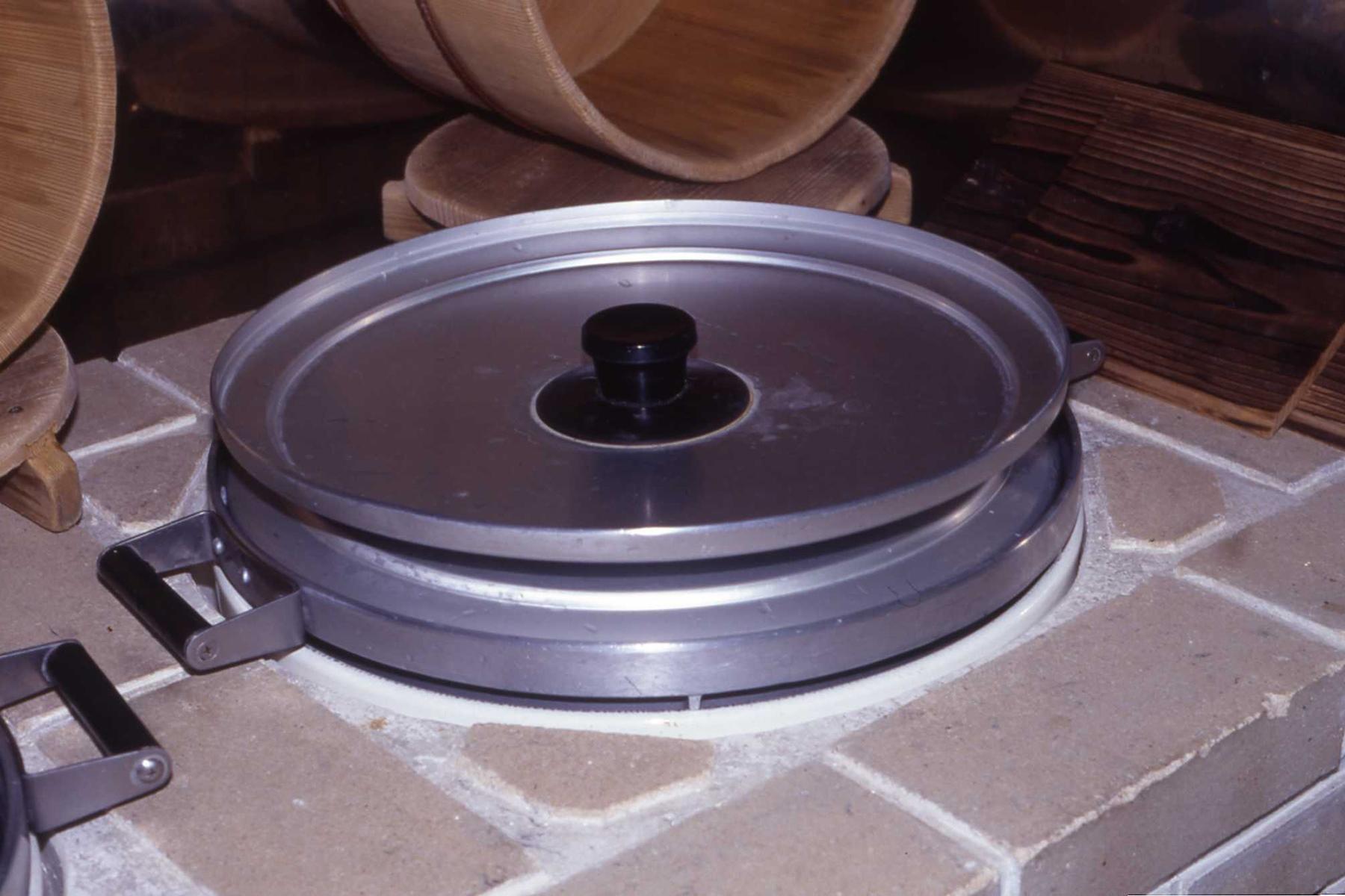 ご飯を炊く釜の蓋は、同じものをふたつ重ねた特注品。