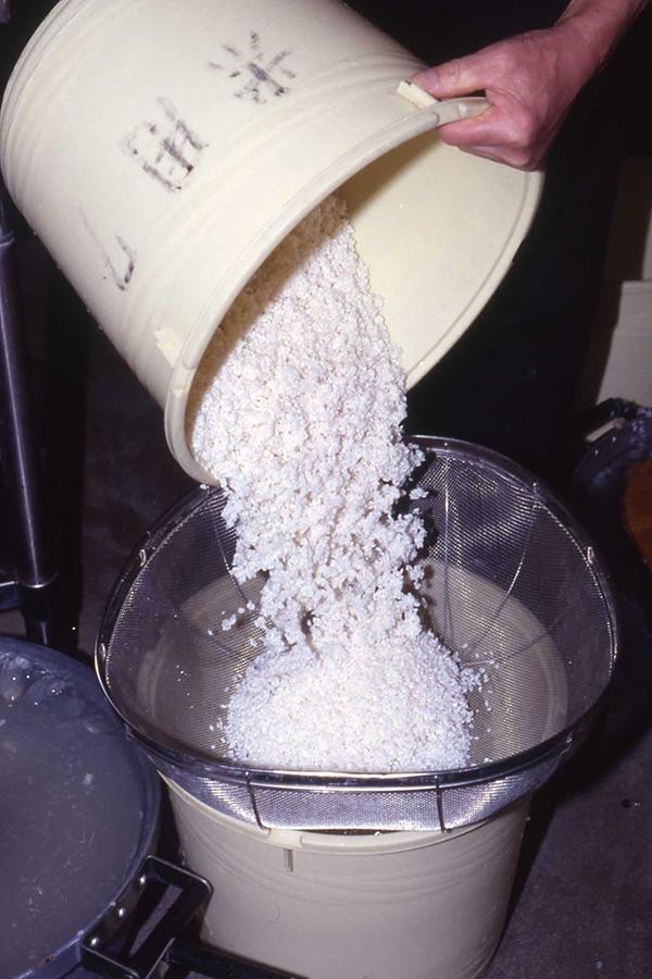 とぎ終えた米は、素早く金物のざるにあけ、約1時間吸水する。米の新旧によって時間を調整する。