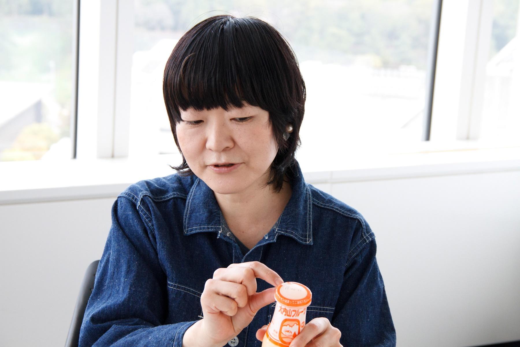 「密閉された空気の部分に、フルーツ牛乳の香りが凝縮されています。キャップを開けるときが、風味の個性を感じるチャンスです」と、瓶の試飲のコツを見出した木村有衣子さん。