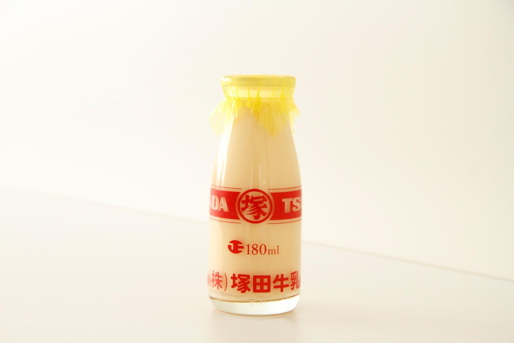 「フルーツミックス」。新潟の学校給食でお馴染みの塚田牛乳が1960年より製造。新潟県産の新鮮な牛乳にりんごとオレンジの果汁を加えた、爽やかな口当たり。