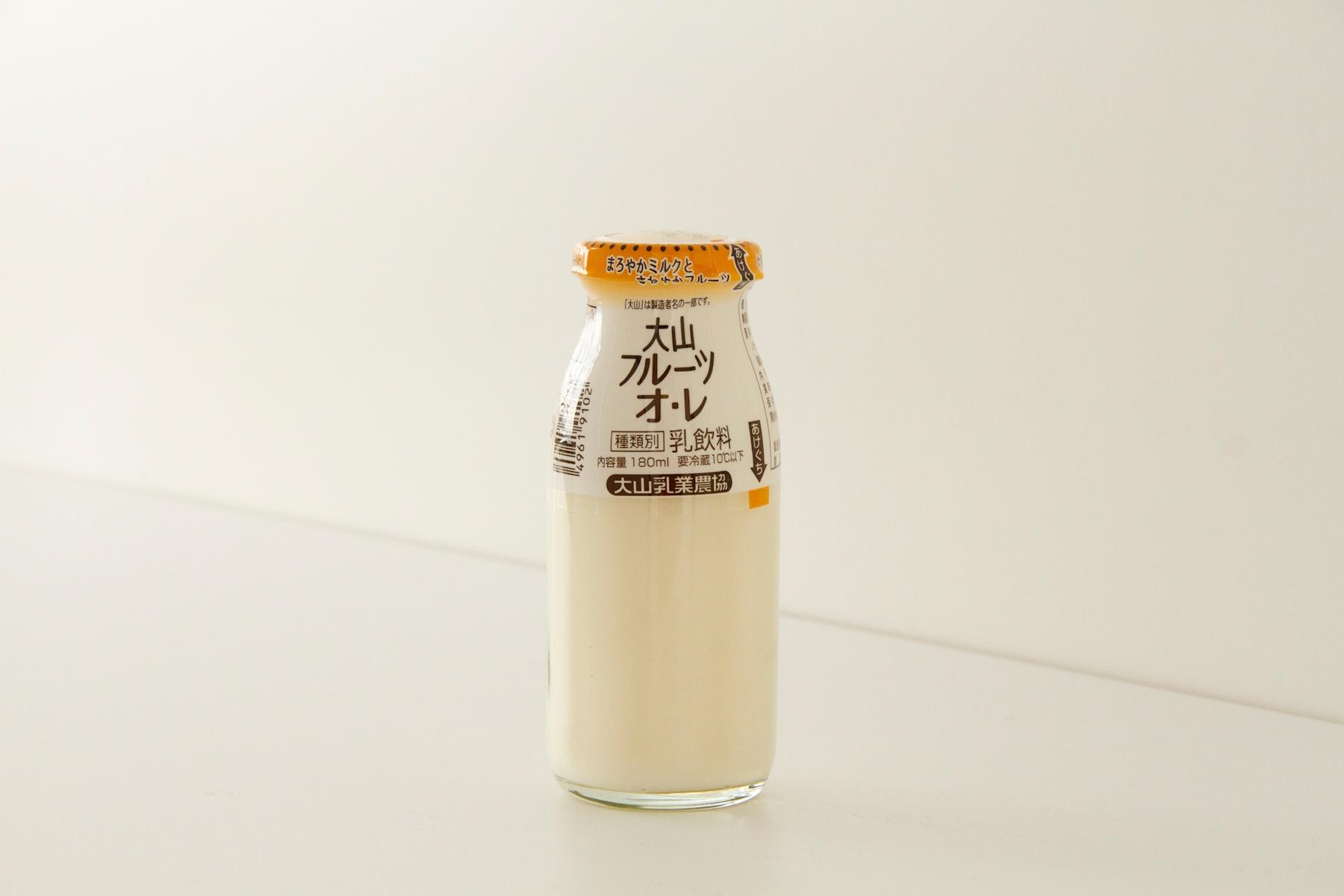 「大山フルーツ・オ・レ」。1980年にパック詰めを発売。瓶詰めは、2017年から。りんご、バナナ、ピーチの3種類の果汁に牛乳を30%配合。ミルク感、酸味、甘味のバランスが取れた味わい。
