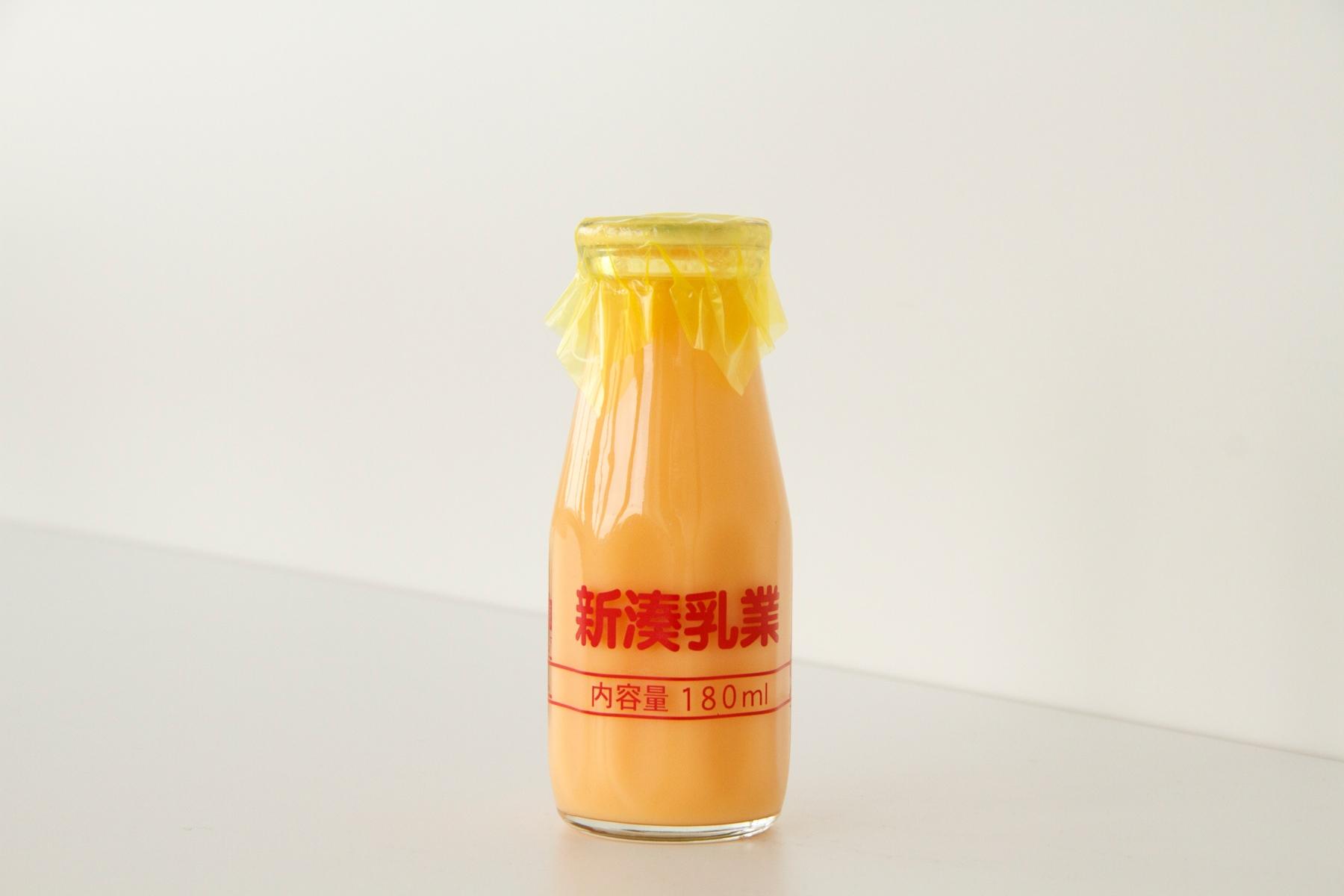 「新湊フルーツ」。1955年より発売。富山県の射水市新湊地区でしか買えないフルーツ牛乳。新鮮な牛乳にりんご、オレンジ、パイン果汁を配合。今では見ることの少なくなった紙キャップで栓をしている。