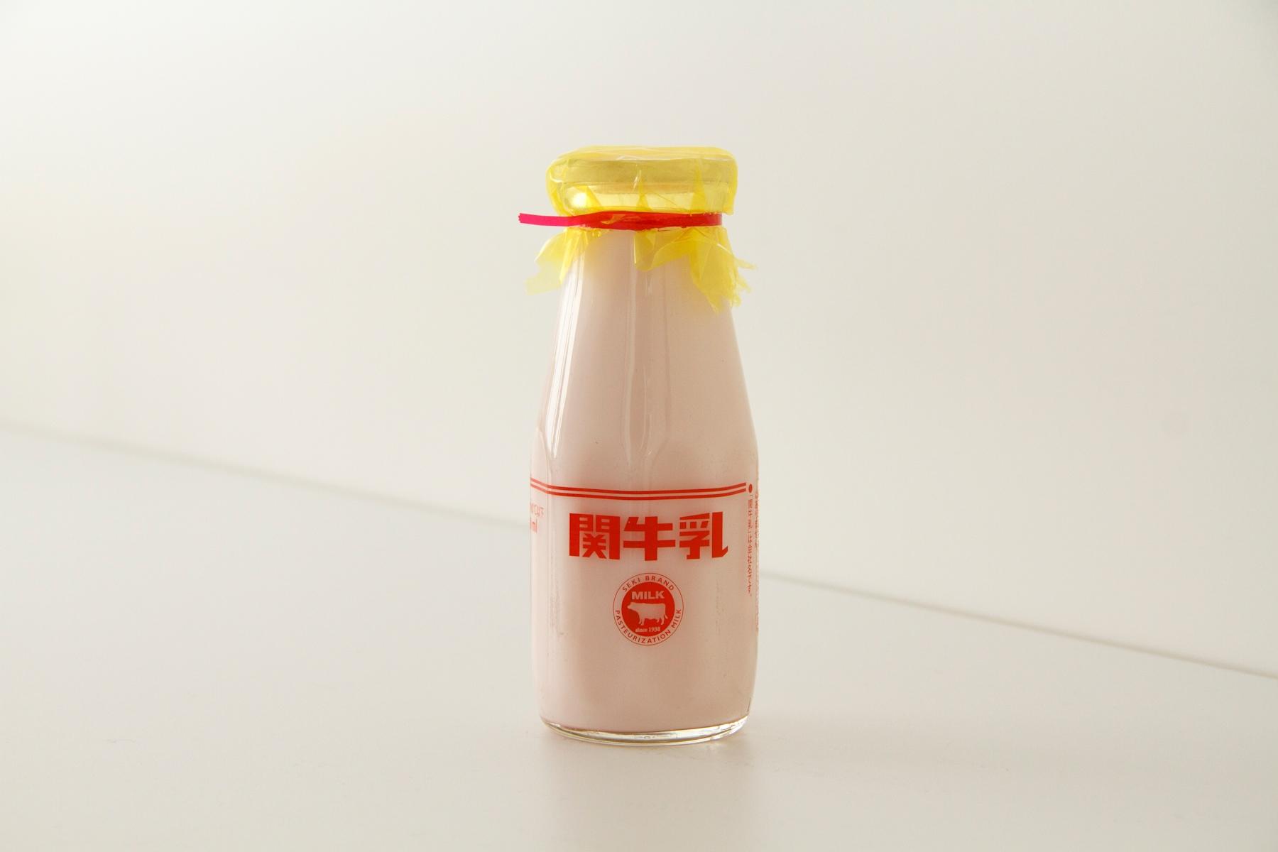 「関フルーツ」。2005年より発売。フルーツ牛乳には珍しい、ピーチ果汁をベースに牛乳成分を40%配合。ピーチの甘酸っぱさとミルクのさらっとした味わいが特徴。