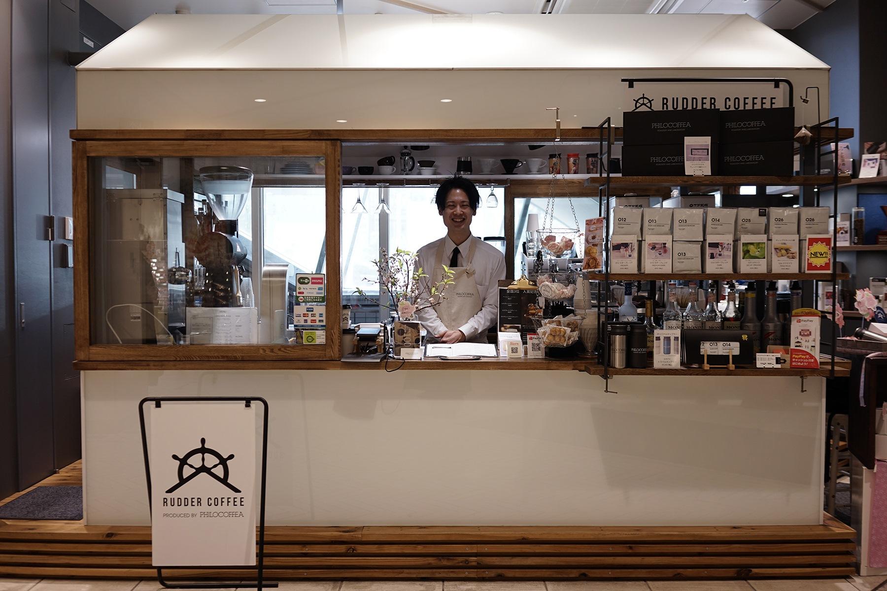 改札から30秒！可愛いテント型の「ラダーコーヒー」。