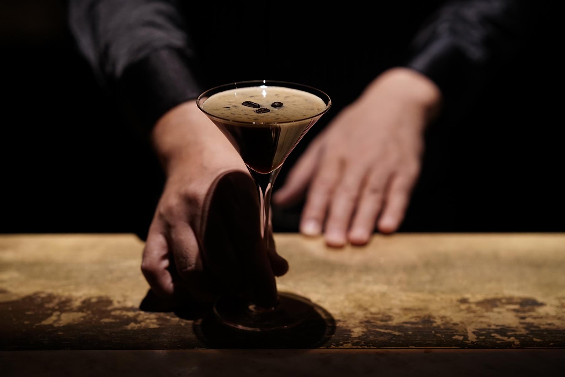 コーヒーとバーボンのエスプレッソマティーニは定番の一杯。