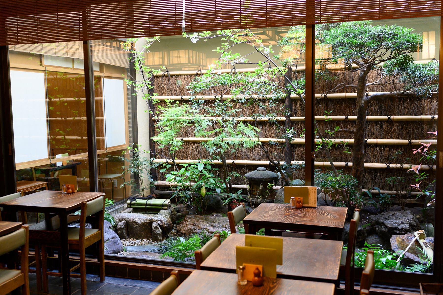 手入れの行き届いた坪庭を眺めながら、蕎麦前を楽しみ、蕎麦をたぐる。粋な蕎麦通がたくさんいて、各々の“マイ蕎麦スタイル”にシビれる。なんとも大人っぽい空間だ。