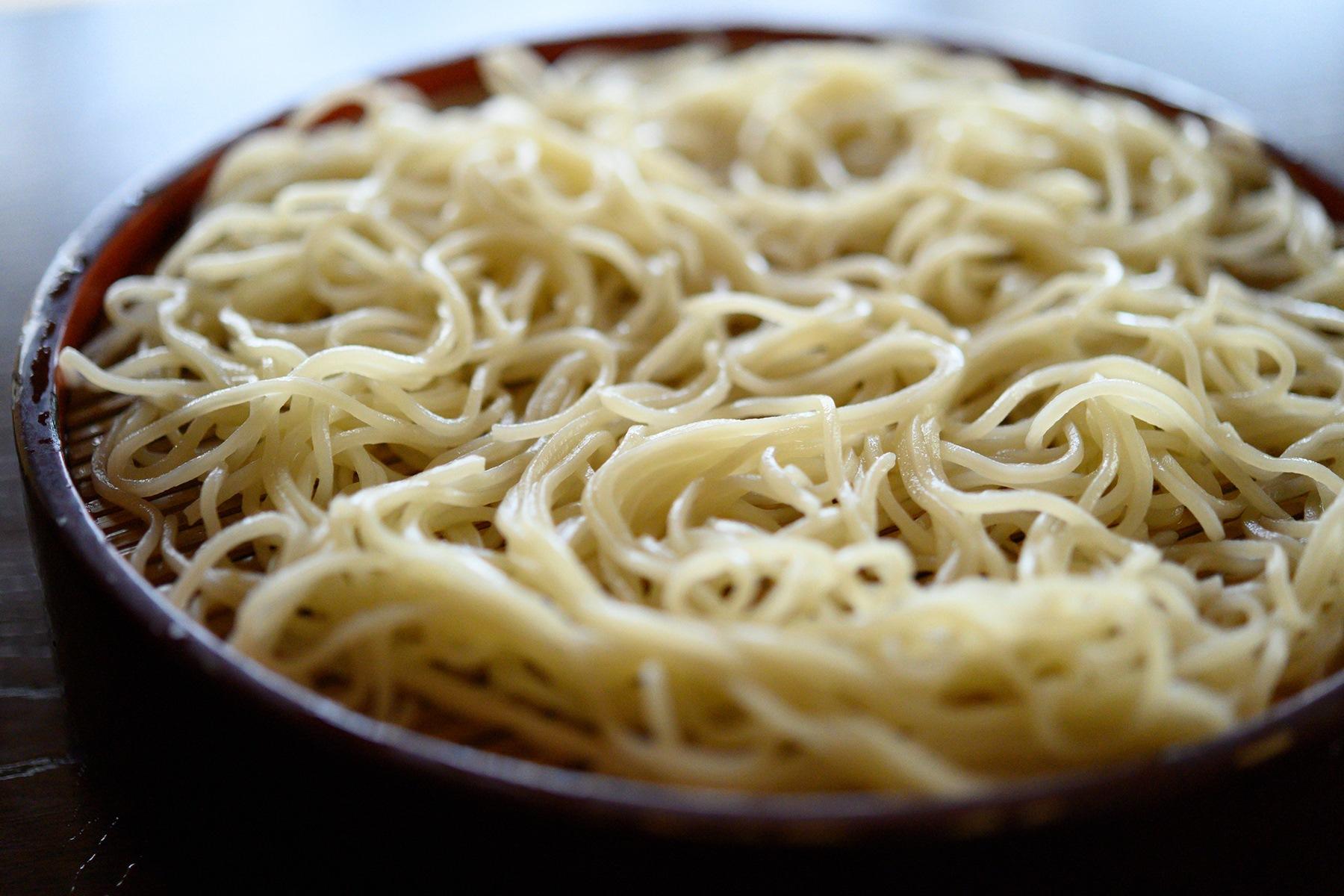 更科粉を卵白でつないだ“ざる”702円は、色白艶やかでなんとも色っぽい。上品な香りとなめらかで心地良い喉越し。飽きのこない楚々とした味わいだ。