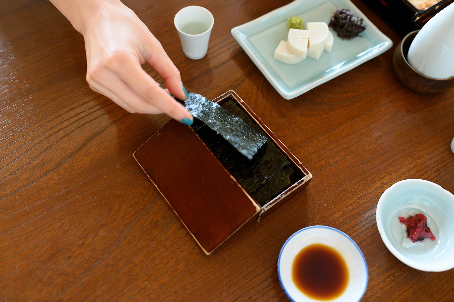 ご近所「山本山」の“焼き海苔”378円は、折り目正しい漆塗りの入れ物に入って登場。