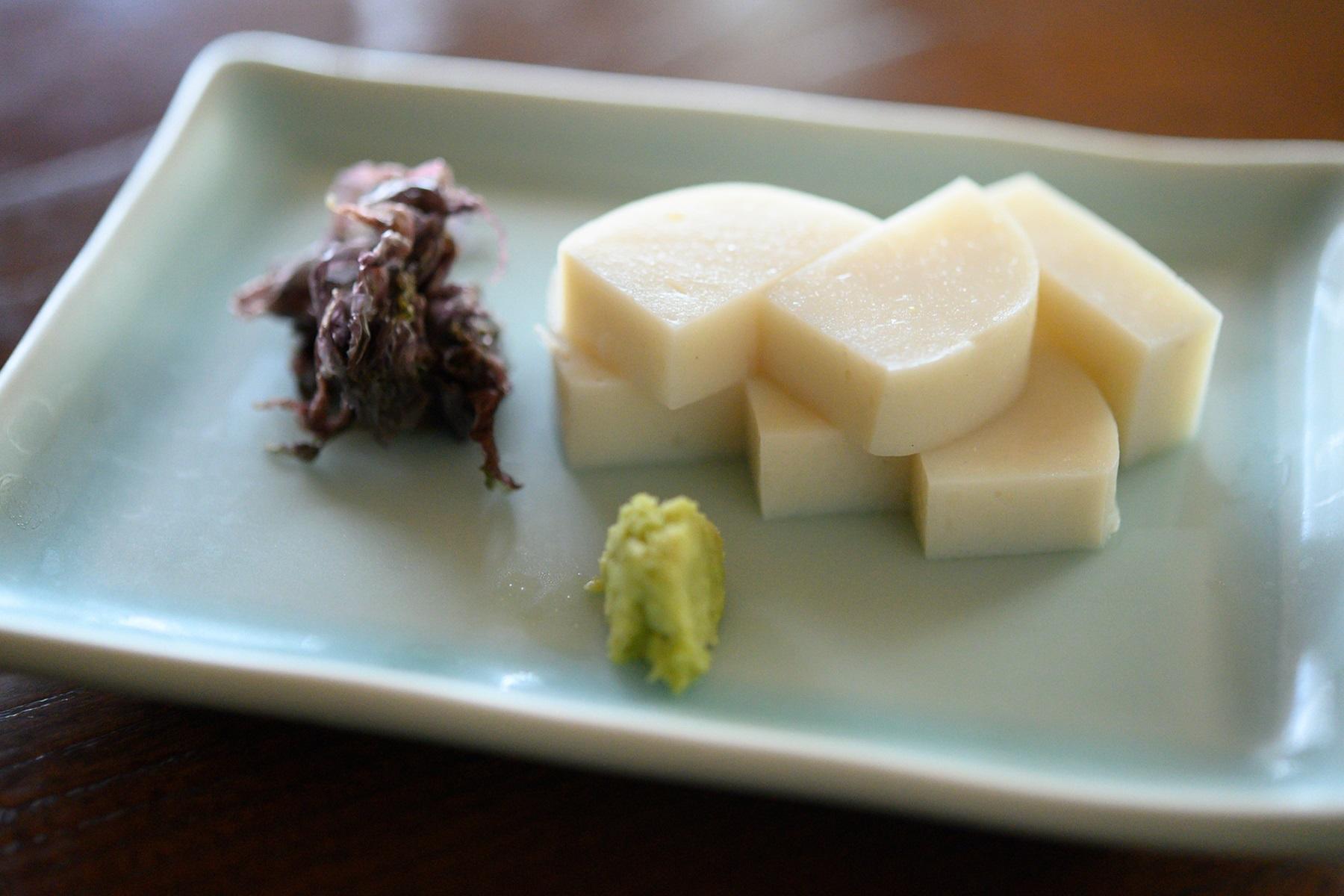 むっちりとした食感と力強い味わいの“かまぼこ”648円。わさびと生のり付き。これだけでお酒が進む。