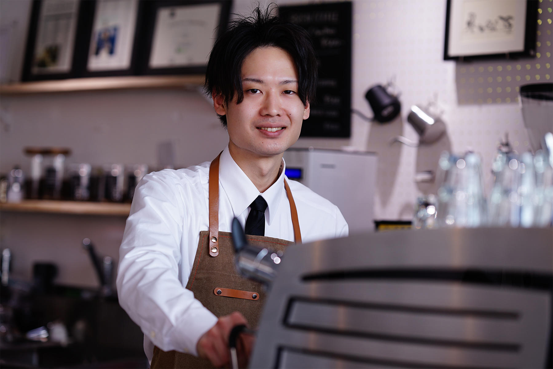 「ラダーコーヒー シャポー船橋店」店長・宮本陽介さんは、バーテンダー経験もあるバリスタ。