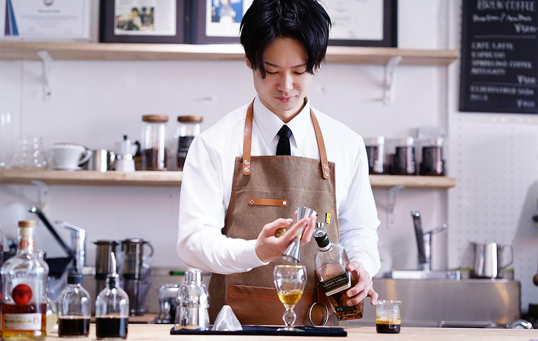 エルサルバドル産の熟したフルーツのような香りのコーヒー豆を使用。エスプレッソマシンで淹れておく。グラスに“ジョニーウォーカー グリーンラベル”を30ml注ぎ、黒糖とハチミツを合わせたシロップ20mlを加える（※分量は1杯分）。