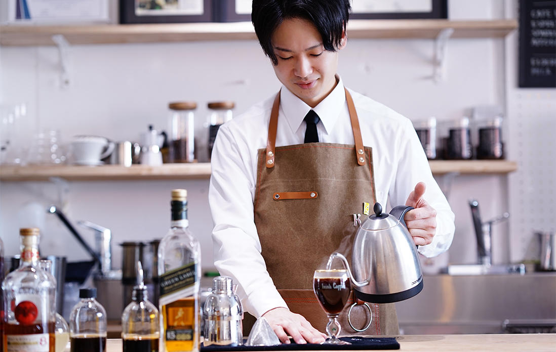 エスプレッソ40mlを加えた後、湯を50mlほど注いでエスプレッソを伸ばす。