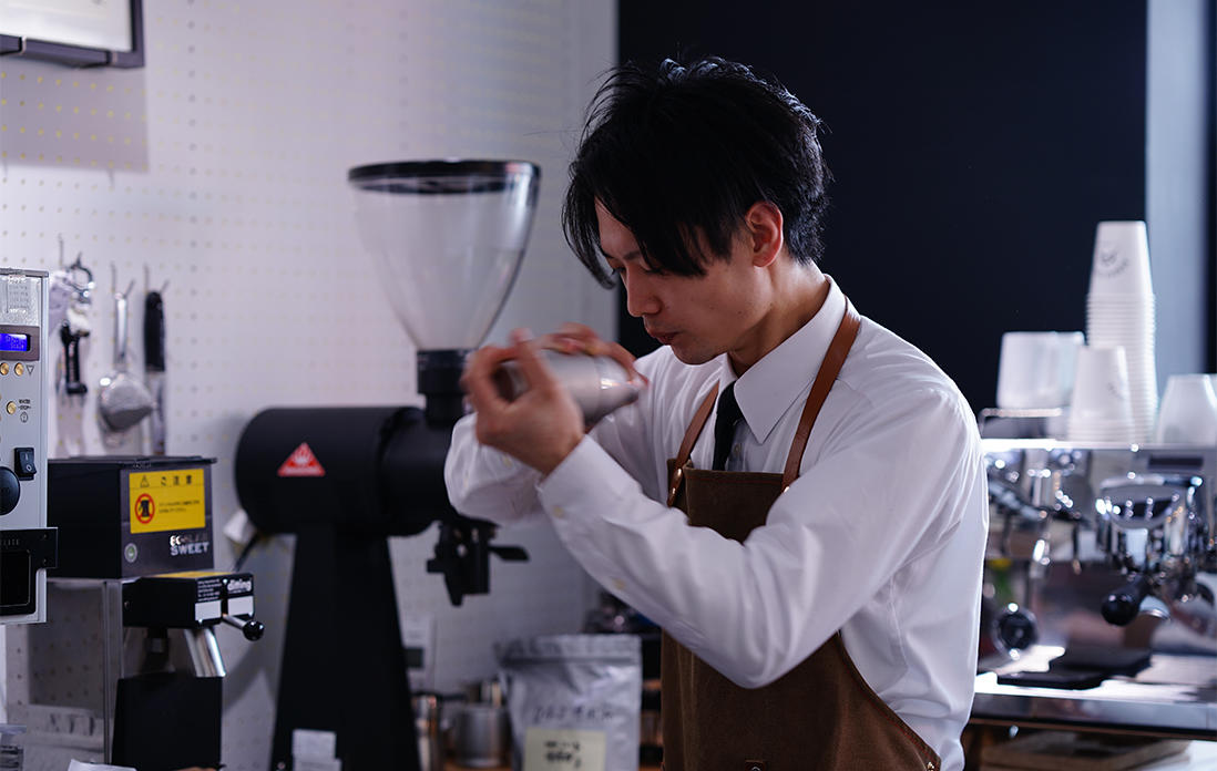 生クリーム45mlをシェイカーに入れ、ドライシェイク（氷を入れないでシェイク）する。