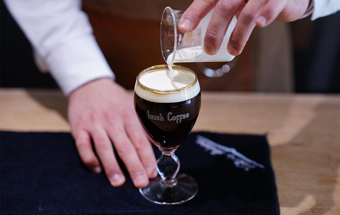 泡立てた生クリームを茶こしで濾し、そっとグラスに注いで完成。