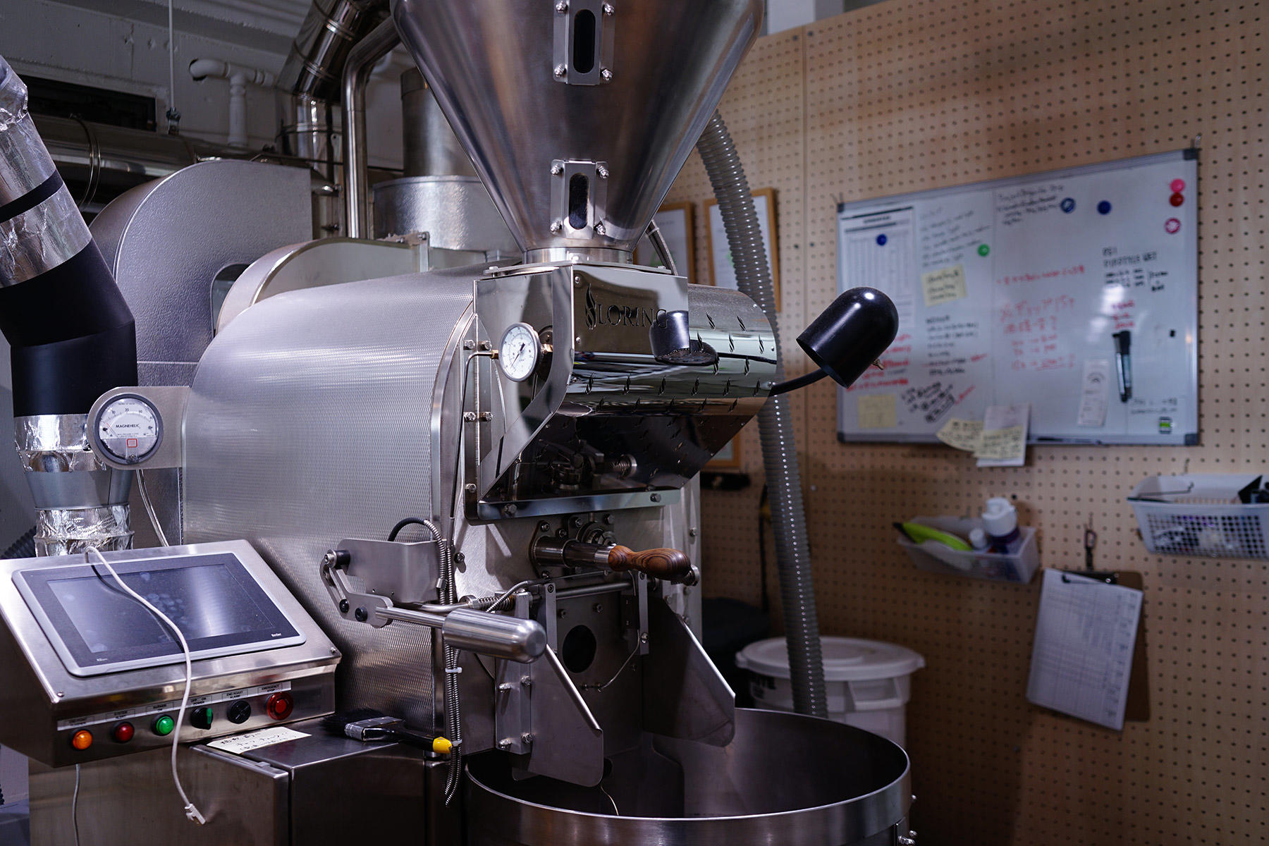 コーヒーに使うのは、自社で焙煎した豆のみ。