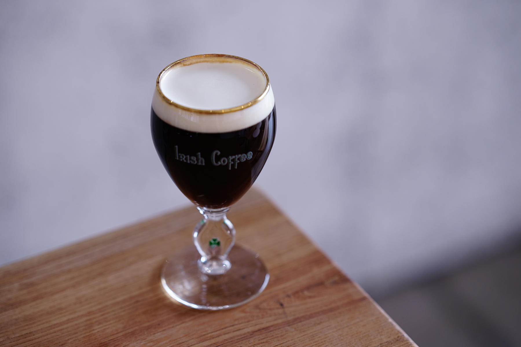 クリームとコーヒーがくっきり分かれる美しい一杯。軽やかな味わい。