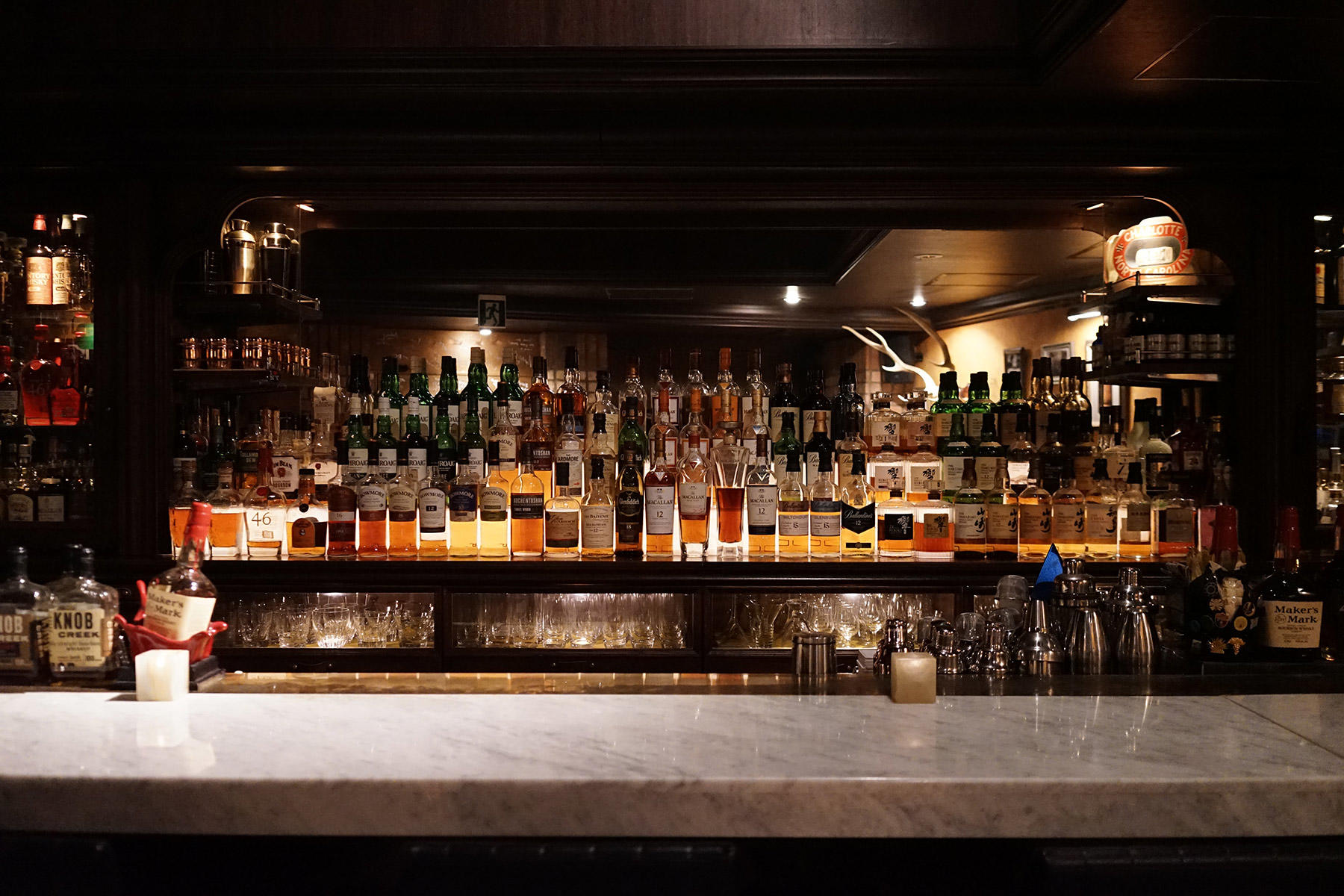 シックな雰囲気の店内。小松さん一人で切り盛りし、大理石のカウンターが中心。