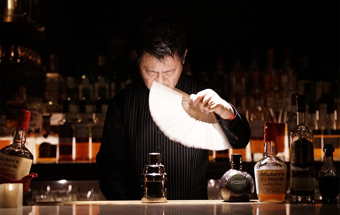 細かく砕いた氷を扇子であおいで霜を取り、シェイカーへ入れる。