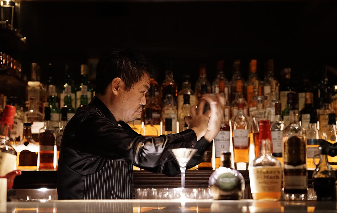 ベルモット、ブラックチョコレートリキュール“モーツァルト”、エスプレッソ、バーボン各15mlをシェイカーに入れ、シェイクする。