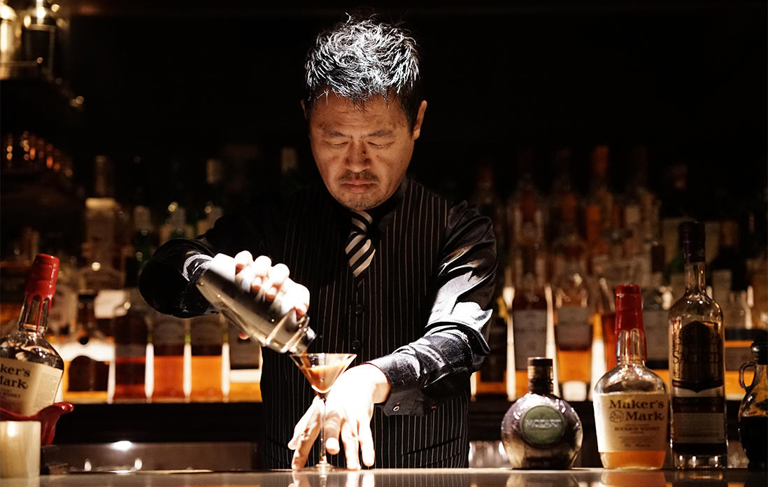 空気の泡を立てるイメージでシェイクをしたら、グラスに注いで完成。