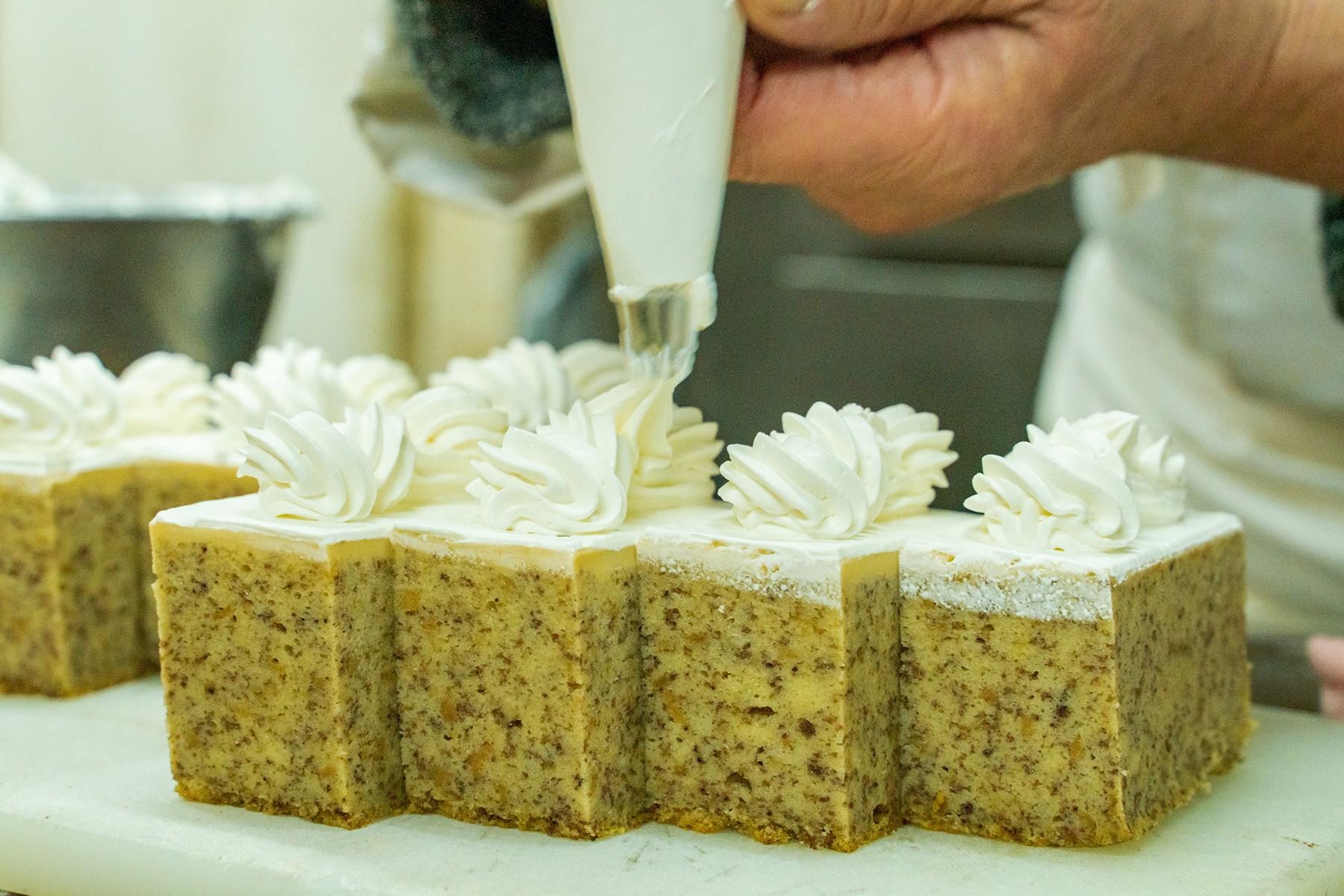 ホイップしたての生クリームを生地にデコレーションすると、インディアンプリンが表情を見せてくる。つくり手の藤村さんの表情も楽しそうだ。