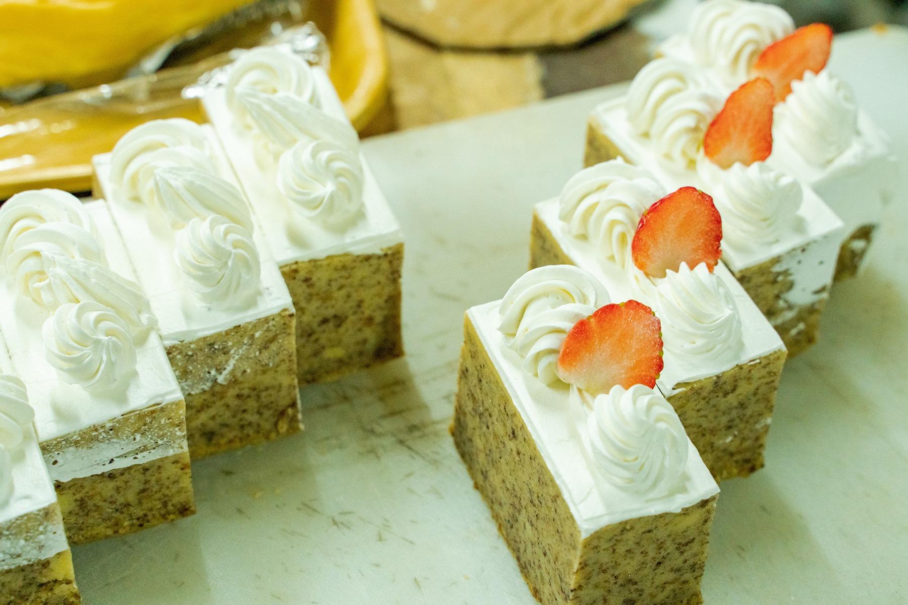 いちごをオン。季節によってフルーツは変わるという。プリンという名前からカップに入った形を想像してしまうけれど、その期待はいい意味で裏切られました。唯一無二。