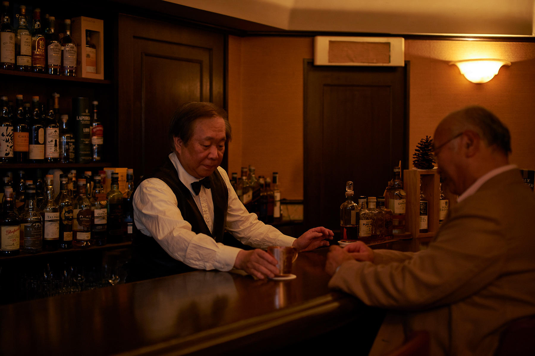 柔らかい照明とジェントルマンなもてなし