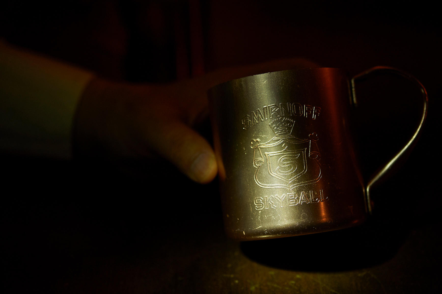 マグの側面には「SMIRNOFF SKYBALL」と刻まれています。