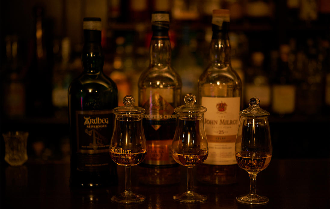 「アイラ・コース」の3種。左より、終売品の“アードベック スパーノバ”、ボトラーズの“カリラ25y”は限定375本販売のうちの1本、シェリー樽で仕上げた“ポートエレン25y”。