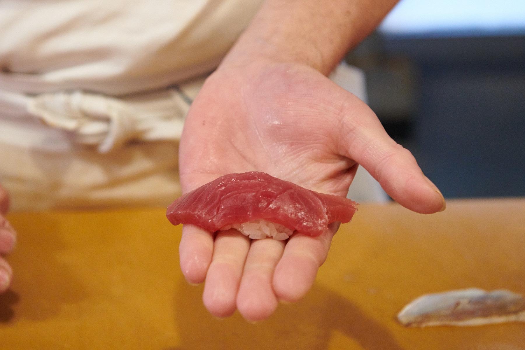 身はしっとり。脂は少なくとも凝縮されたような旨味が広がる。